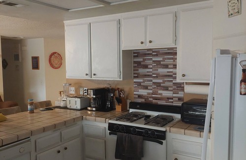 Hesperia Casa | Spacious 3 bedroom house with WiFi and AC in charming Hesperia
