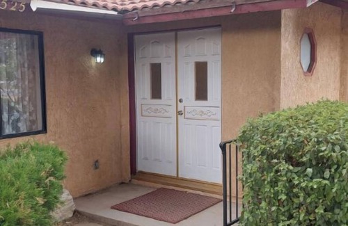 Hesperia Casa | Spacious 3 bedroom house with WiFi and AC in charming Hesperia