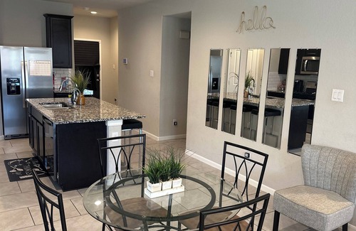 Clodine Casa | Spacious 3-bedroom house with Jacuzzi in Richmond