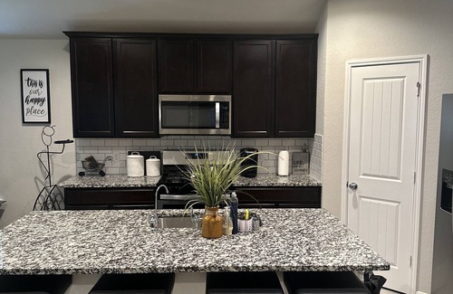 Clodine Casa | Spacious 3-bedroom house with Jacuzzi in Richmond