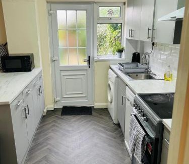 Tea Green Apartamento | Spacious 3 Bedroom house in Luton with free on-street parking, Close to Airport and Town Centre