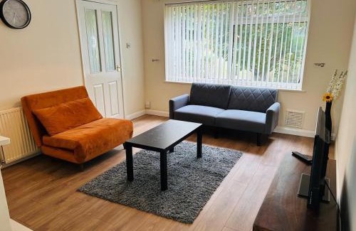 Tea Green Apartamento | Spacious 3 Bedroom house in Luton with free on-street parking, Close to Airport and Town Centre