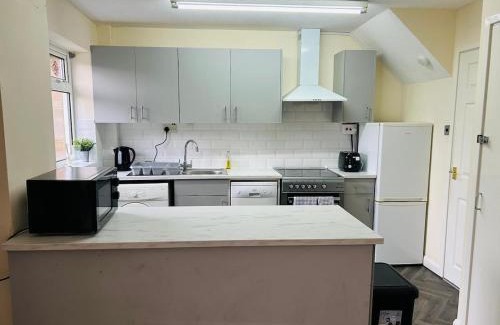 Tea Green Apartamento | Spacious 3 Bedroom house in Luton with free on-street parking, Close to Airport and Town Centre