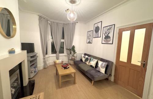 Stratford Casa | Spacious 3 bedroom house near Central London, O2, ExCel, Abba Voyage, Stratford, Tube Station & Parking Available