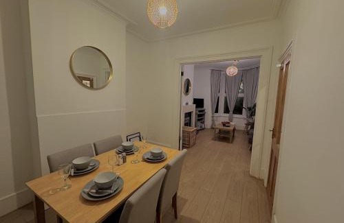 Stratford Casa | Spacious 3 bedroom house near Central London, O2, ExCel, Abba Voyage, Stratford, Tube Station & Parking Available