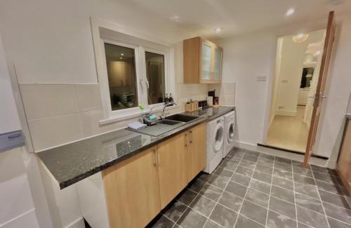 Stratford Casa | Spacious 3 bedroom house near Central London, O2, ExCel, Abba Voyage, Stratford, Tube Station & Parking Available