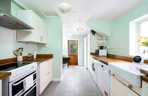 Leyton Casa | Spacious 3-Bedroom Retreat in London