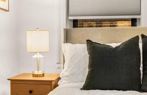 Ukrainian Village Apartamento | Spacious 3-Bedroom Retreat in the Heart of NYC