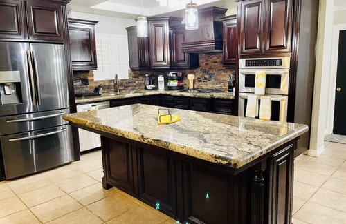 Greenacres Casa | Spacious 3-bedroom house with pool in a peaceful area in Bakersfield.