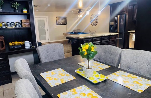 Greenacres Casa | Spacious 3-bedroom house with pool in a peaceful area in Bakersfield.