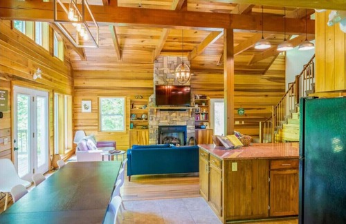 Hot Springs Cabina | Spacious 3 Bedroom Cabin Plus One Bedroom Beekeeper Cabin Waterfalls AWD or 4WD recommended