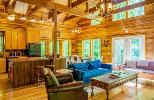 Hot Springs Cabina | Spacious 3 Bedroom Cabin Plus One Bedroom Beekeeper Cabin Waterfalls AWD or 4WD recommended