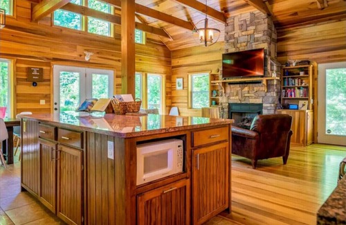 Hot Springs Cabina | Spacious 3 Bedroom Cabin Plus One Bedroom Beekeeper Cabin Waterfalls AWD or 4WD recommended