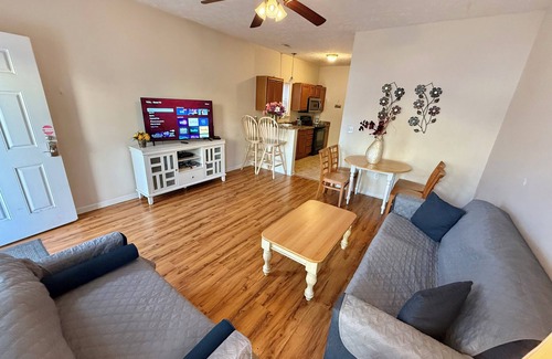 Myrtle Beach Cabaña | Spacious 3-bedroom cottage, 2 Blocks To Beach! Free WIFI and Parking in Myrtle