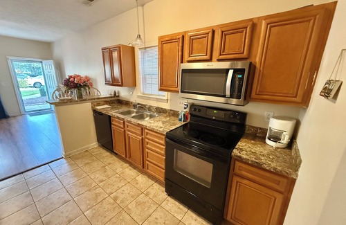 Myrtle Beach Cabaña | Spacious 3-bedroom cottage, 2 Blocks To Beach! Free WIFI and Parking in Myrtle