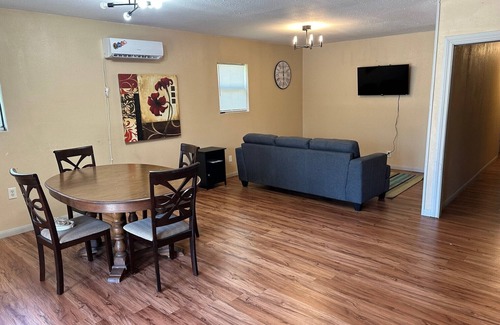Lakeview  Jefferson County Casa | Spacious 3 bedroom home. Cajun Capital of Texas! Experience great fishing.