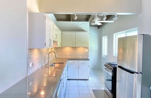 Flag Hill Casa | Spacious 3-bedroom Walking Distance to Two Beaches