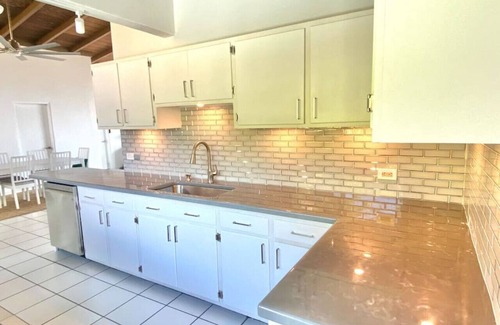 Flag Hill Casa | Spacious 3-bedroom Walking Distance to Two Beaches