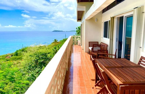 Flag Hill Casa | Spacious 3-bedroom Walking Distance to Two Beaches