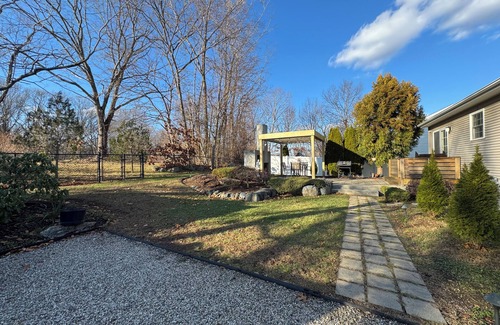 Cranston Apartamento | Spacious 3-bedroom with AC and WiFi in charming Cranston