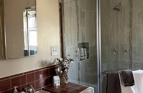 Hanford Casa | Spacious 3-Bedroom with fast internet and 65" TV