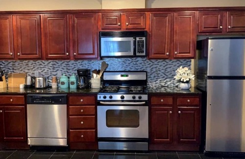 North Bergen Condominio | Spacious 3 BR Apartment - NYC Skyline Views Nearby