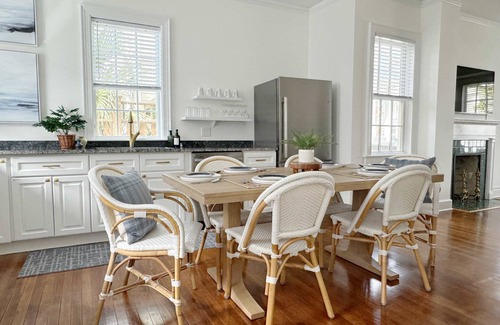 Dixon Park Casa | Spacious 3-Floor Downtown Retreat - Prime Location