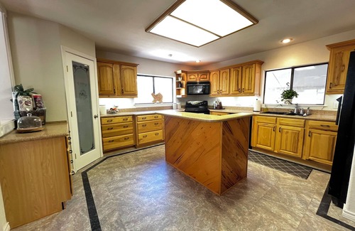 Del Valle Otro | Spacious 3 full baths 10 beds 3-story house with private backyard in Del Valle