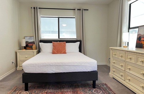 Del Valle Otro | Spacious 3 full baths 10 beds 3-story house with private backyard in Del Valle