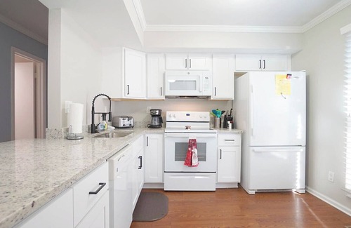 North Raleigh Casa | Spacious-3 Level Townhome/NorthHills/Pets