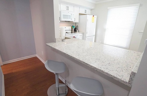 North Raleigh Casa | Spacious-3 Level Townhome/NorthHills/Pets