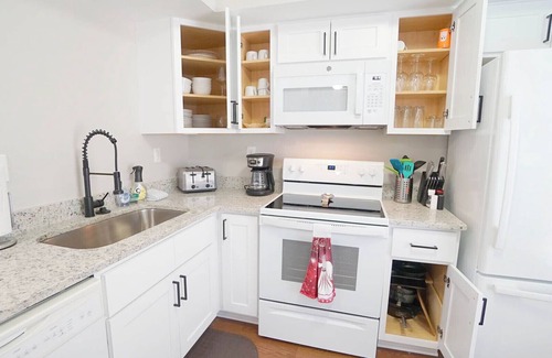 North Raleigh Casa | Spacious-3 Level Townhome/NorthHills/Pets