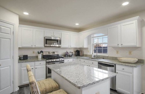 Sterling Casa | Spacious 3 LVL, 3 BEDR + Attached Baths, Close to Airport ✈ and Attractions