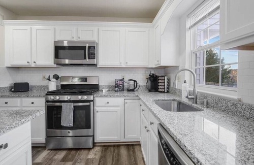 Sterling Casa | Spacious 3 LVL, 3 BEDR + Attached Baths, Close to Airport ✈ and Attractions