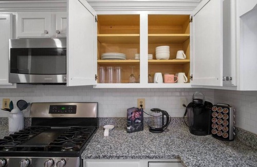 Sterling Casa | Spacious 3 LVL, 3 BEDR + Attached Baths, Close to Airport ✈ and Attractions