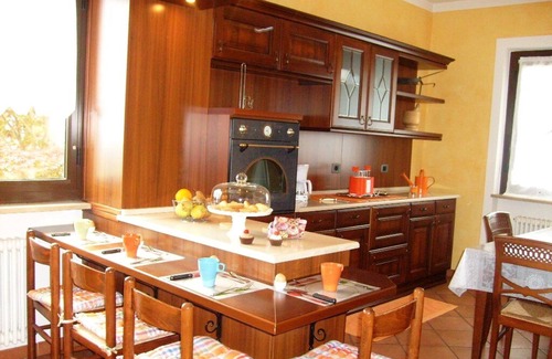 Gonte Apartamento | Amplio apartamento de 3½ habitaciones con hermoso jardín y vista al lago.