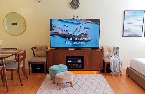Sasa Apartamento | Spacious 36sqm Studio with 65" TV Netflix Karaoke and Pool Access Near Airport and Samal Ferry