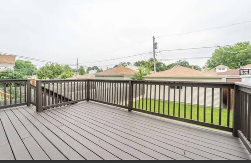 Jefferson Park Casa | SPACIOUS 3BD - 2BA DUPLEX WITH FAMILY ROOM, KING BED-LAUNDRY ROOM & FIREPLACE