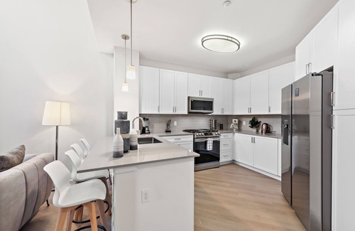 Tustin Apartamento | Spacious 3bedroom 4 Bed apartment + resort style amenities near Shopping/Disney