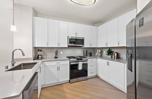 Tustin Apartamento | Spacious 3bedroom 4 Bed apartment + resort style amenities near Shopping/Disney
