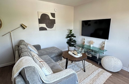 Los Angeles Casa | Spacious 3BR/2BA Near DTLA Dodgers & Crypto Arena Minutes Away