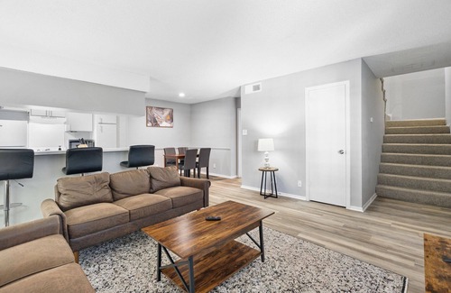 North University Apartamento | Spacious 3BR/2BA next to UT 0668