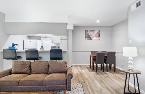North University Apartamento | Spacious 3BR/2BA next to UT 0668