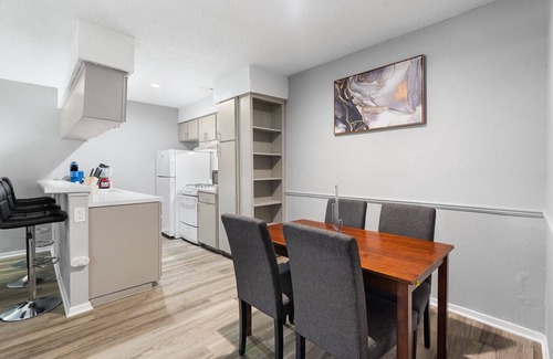 North University Apartamento | Spacious 3BR/2BA next to UT 0668