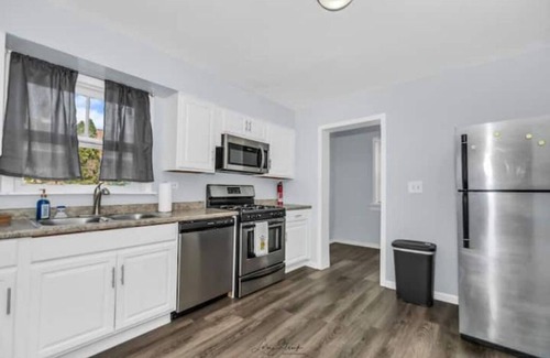 North Chicago Apartamento | Spacious 3BR Apartment Near Navy Base Six Flags and Casino.