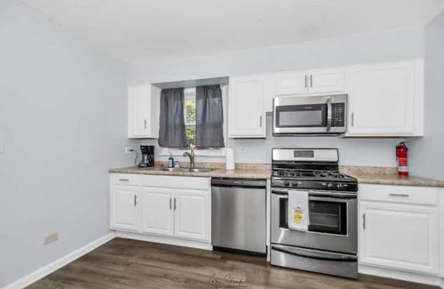North Chicago Apartamento | Spacious 3BR Apartment Near Navy Base Six Flags and Casino.