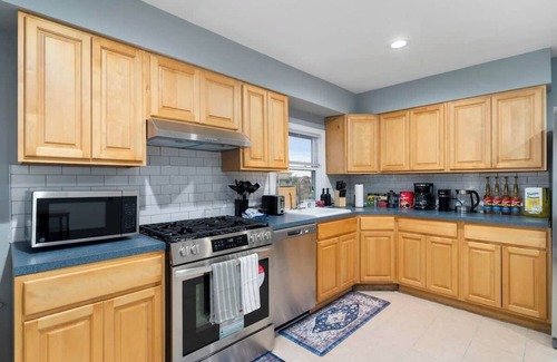 Southeast Yonkers Apartamento | Spacious 3-bedroom apt Near Metro North with WiFi, AC in Yonkers