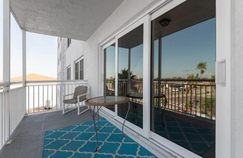 South Patrick Shores Apartamento | Spacious 3BR Beachfront Condo with Balcony & Parking