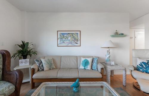 South Patrick Shores Apartamento | Spacious 3BR Beachfront Condo with Balcony & Parking