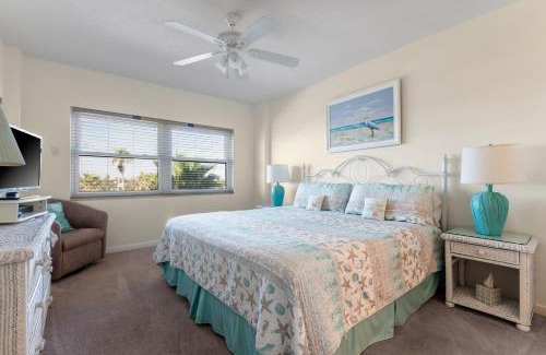 South Patrick Shores Apartamento | Spacious 3BR Beachfront Condo with Balcony & Parking